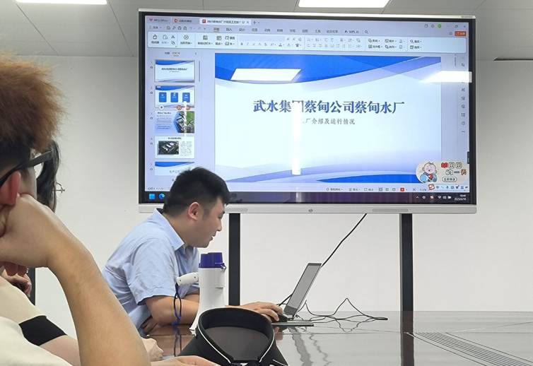 电脑前的人 AI 生成的内容可能不正确。